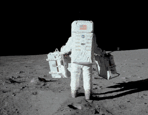 Astronauta sobre la superficie de la Luna